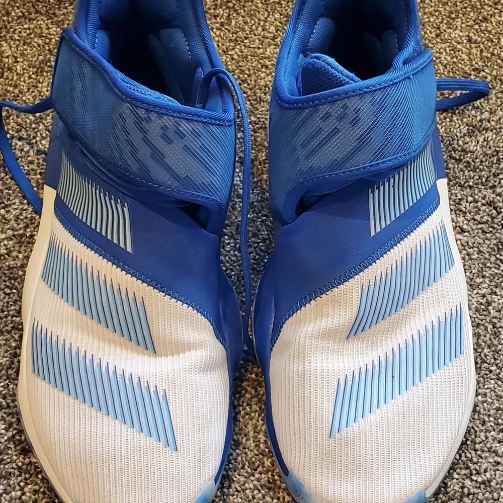 Men's basketball sneakers